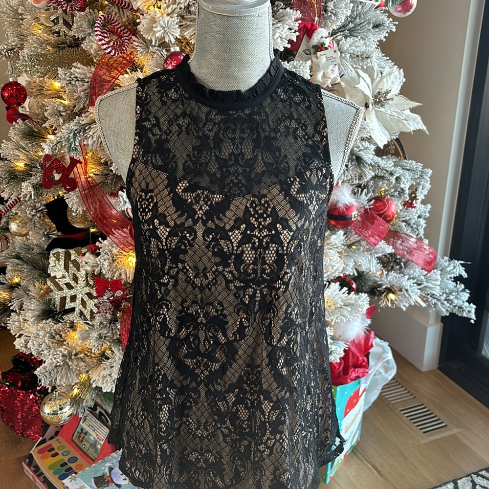 ❄️🎄Fortune & Ivy sleeveless lace shirt 🎄❄️